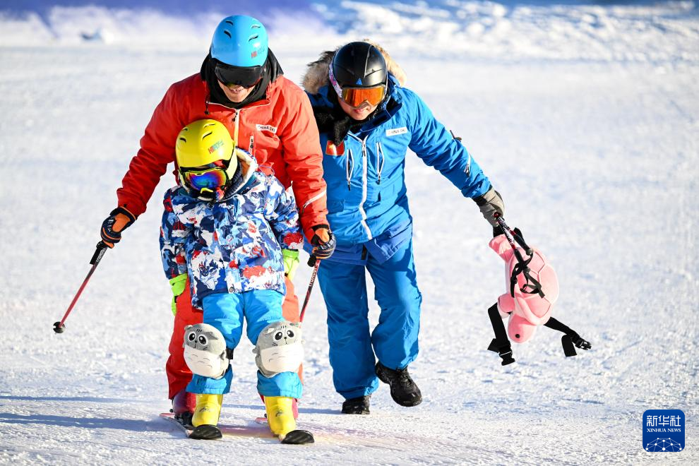 全民健身——乌兰察布：寒冷难挡冰雪运动热情